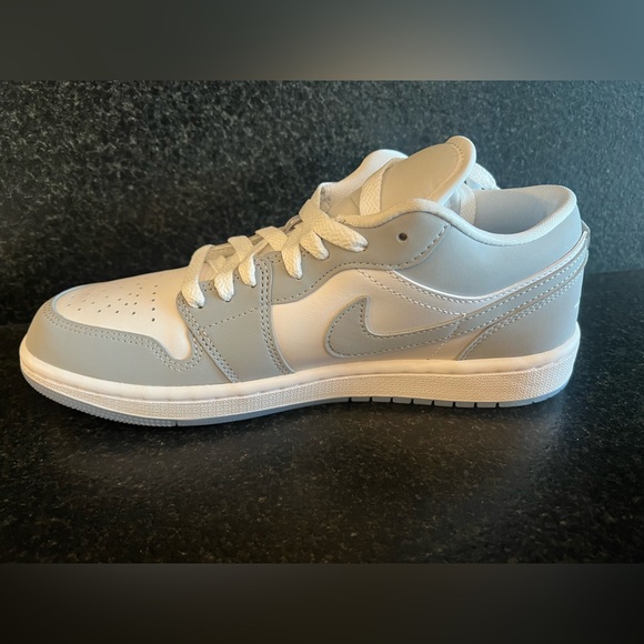 NIB Women’s Air Jordan 1 Low White/Wolf Grey-Aluminum DC0774-105 - Picture 2 of 10